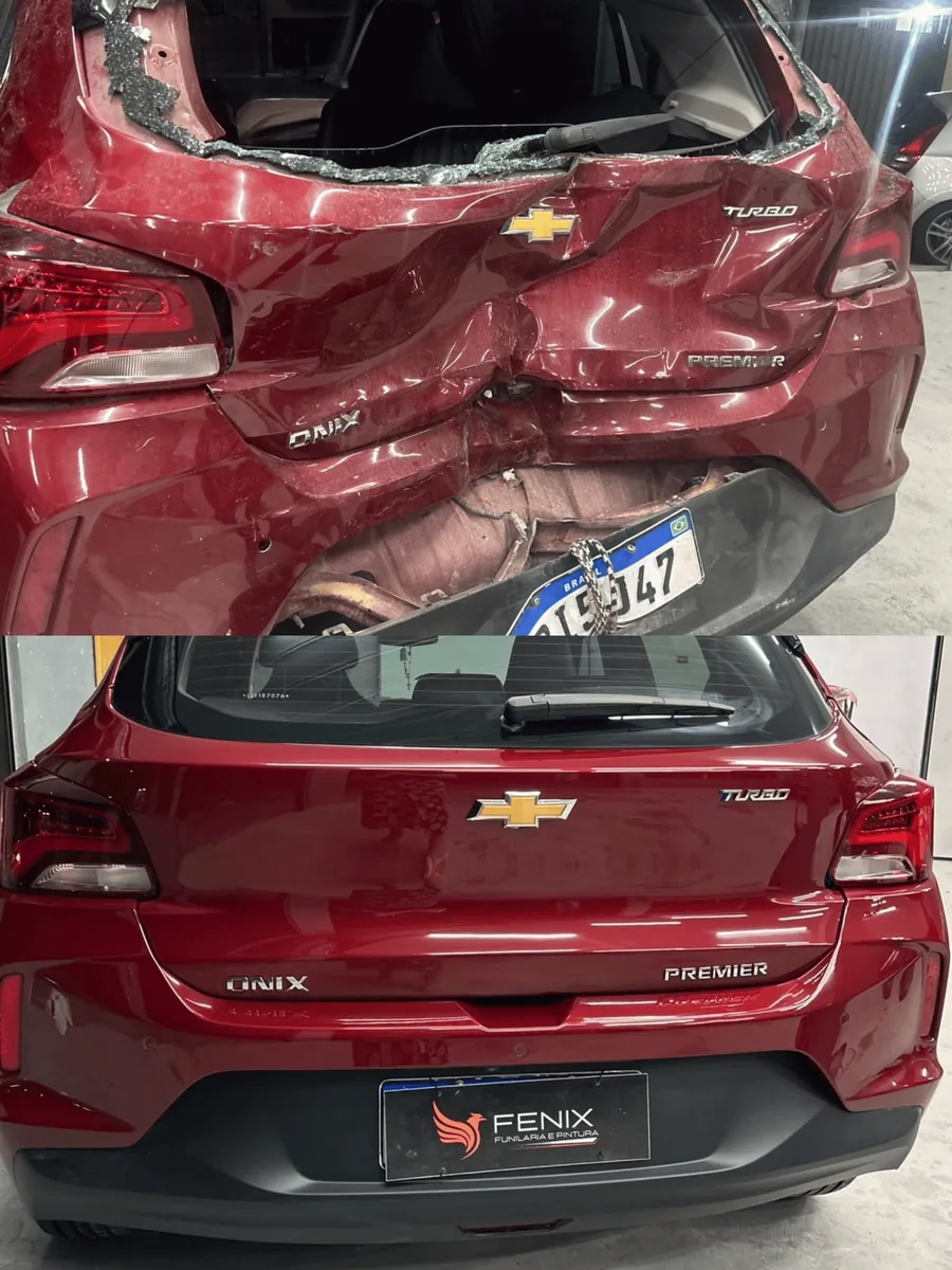 Antes e depois da traseira amassada de um Onix vermelho, recuperada na Fenix Funilaria e Pintura em Diadema